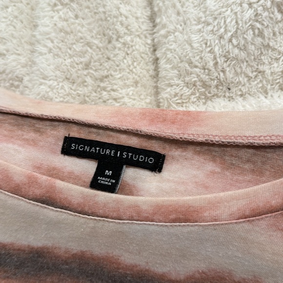 Women’s size medium top. Soft and stretchy material. - Picture 3 of 3